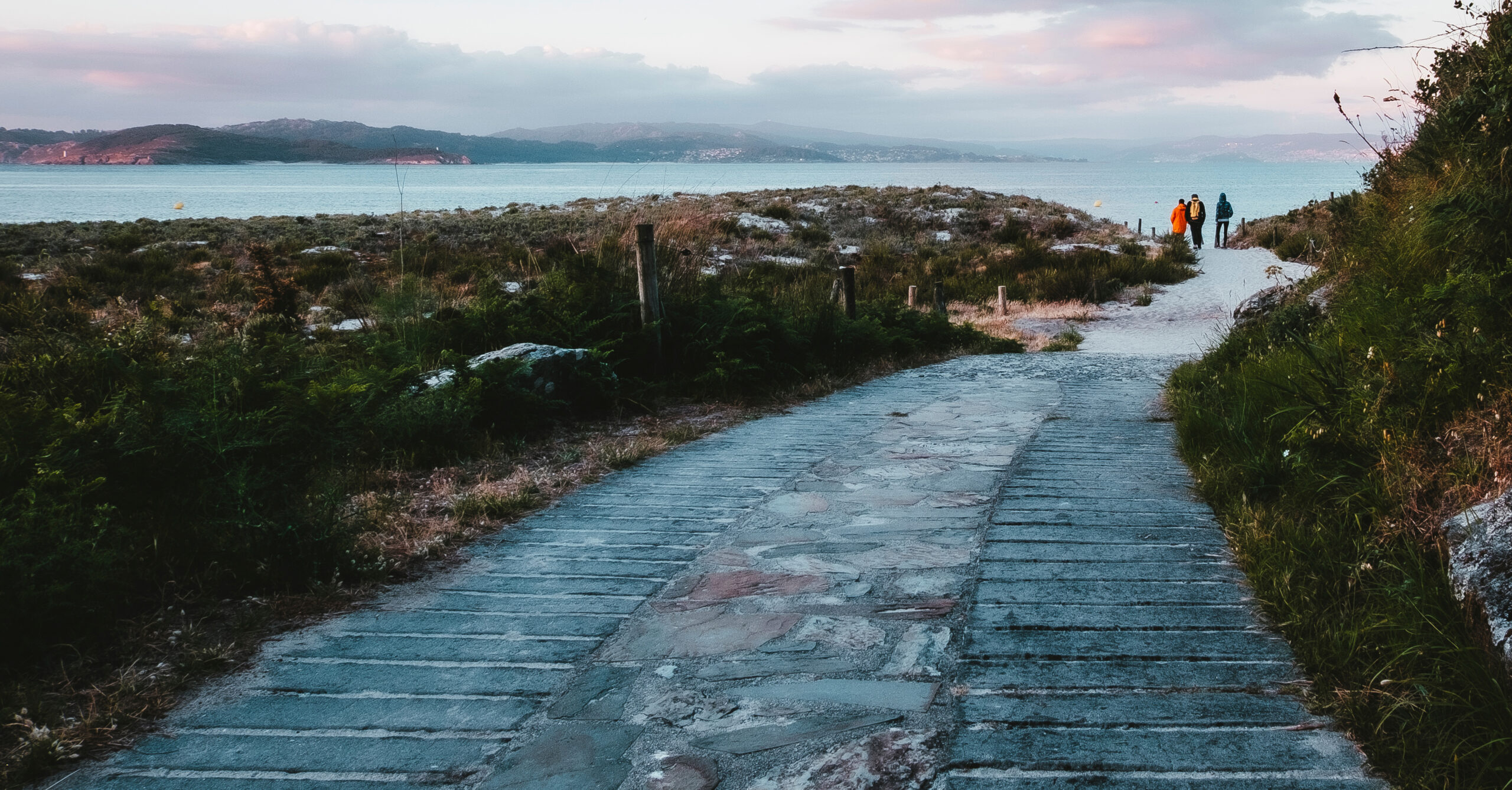 Group of people walking towards Rodas Beach in Cies Island