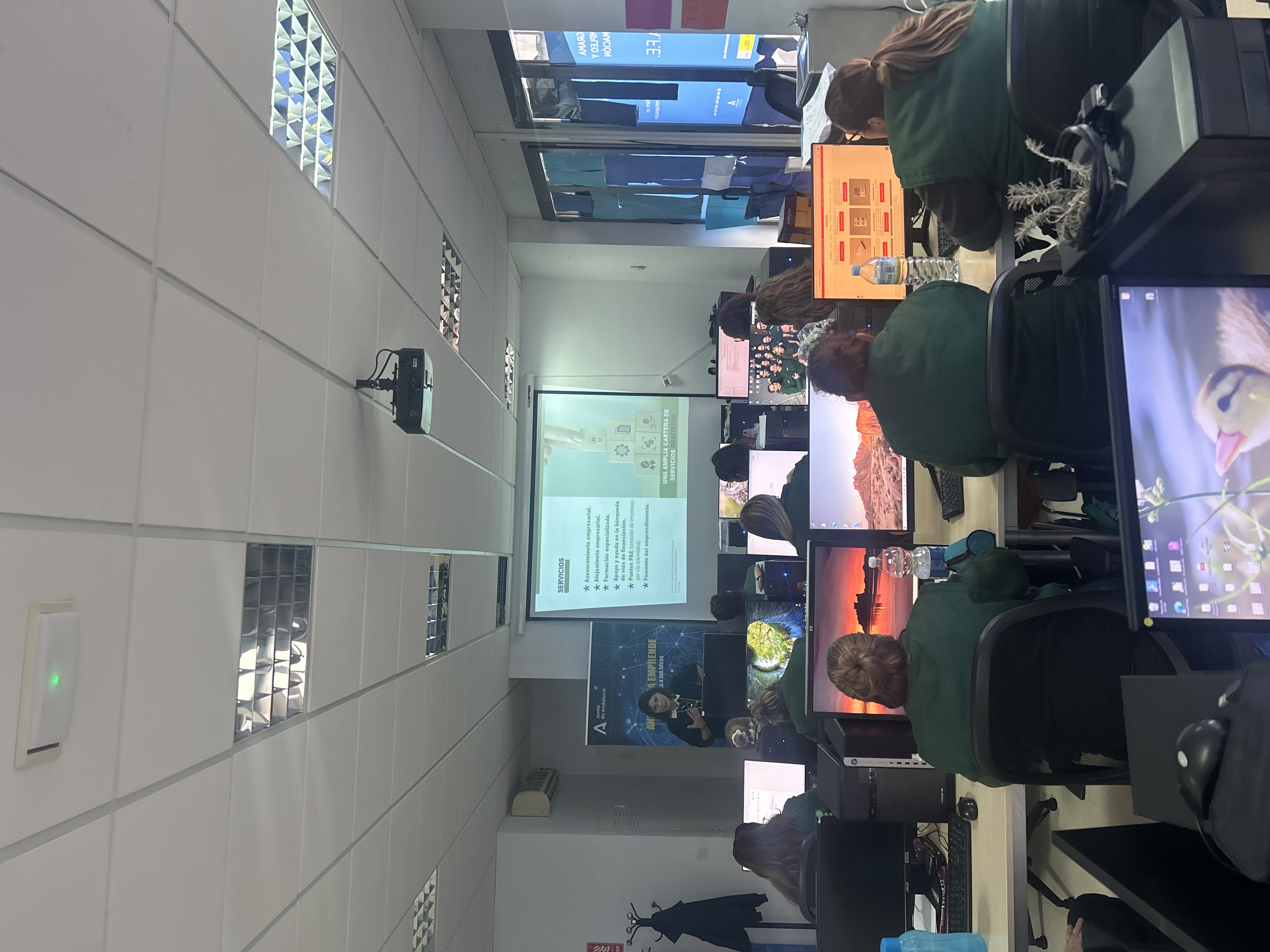 Sesión Informativa en el Aula Empleaverde+ del Proyecto Integral A Tu Vera